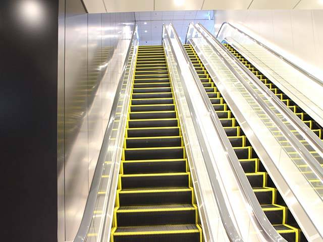 バスタ新宿のDエリアゲート横のエスカレーターで上へ