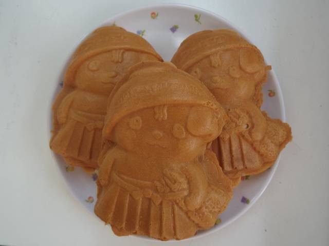 頭にかぶっているのは佐野ラーメンのどんぶり