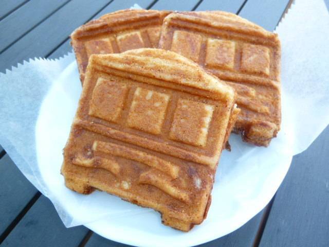 バス正面をかたどったワッフルを販売