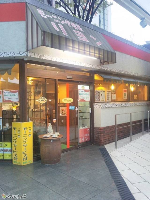 「リヨン」の外観。「モーニング喫茶」と店名「リヨン」の大きな文字が目印。