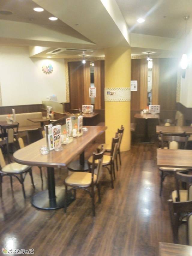 「リヨン」店内の様子。ソファ席から一人掛けまで、幅広い客席が用意されています。