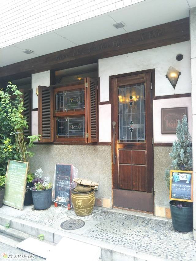 「KAKO 花車本店」の外観。木の扉とステンドグラスが特徴です。
