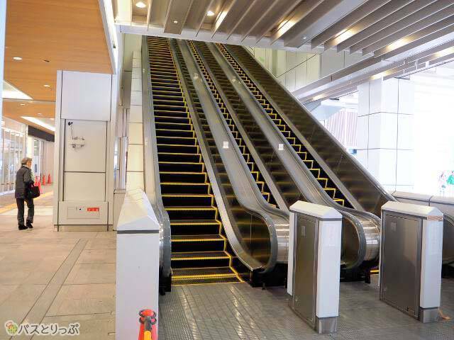 From JR Shinjuku station new south ticket gate to Basta Shinjuku by escalator for about 1 minute