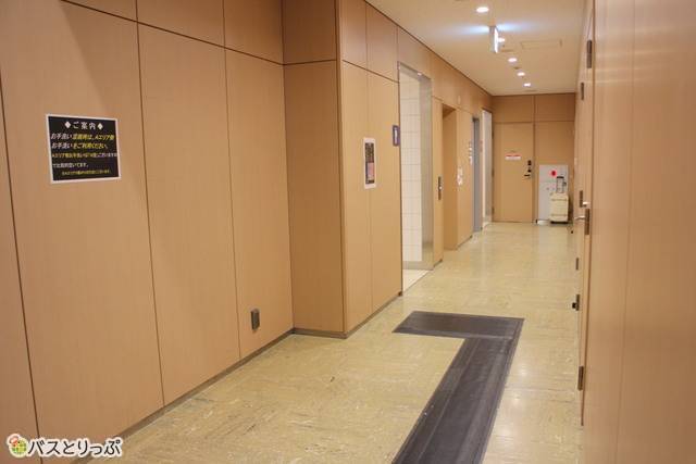 Men's toilet and girls' toilet in the back of the aisle