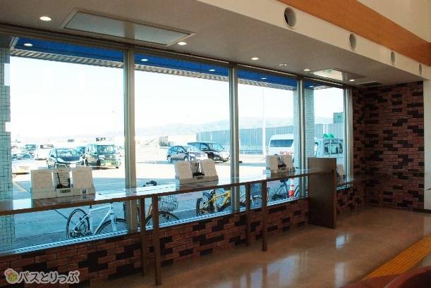 航送申込書に記入して、受付で乗船券を購入します。割引クーポンを忘れずに提示（スマホ提示でOK）