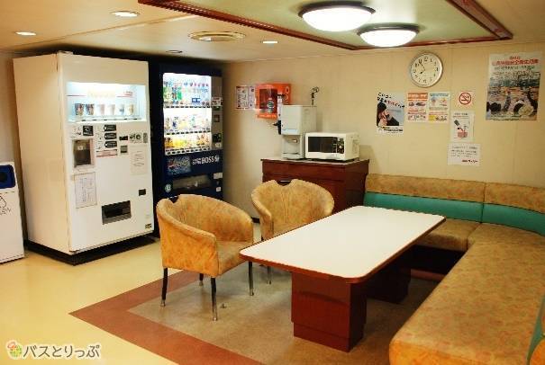 2階の自動販売機コーナーと休憩所。電子レンジと給水機もあります