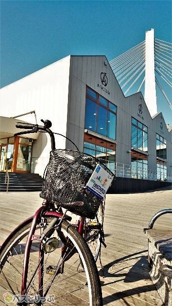 レンタサイクル（レンタル料300円）の後ろに見えるのが乗り場からも近いAファクトリー。