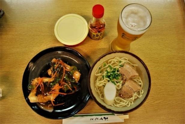 第一牧志公設市場にて沖縄の地ビール「ゴーヤビール」とアオブダイのあんかけとソーキそば