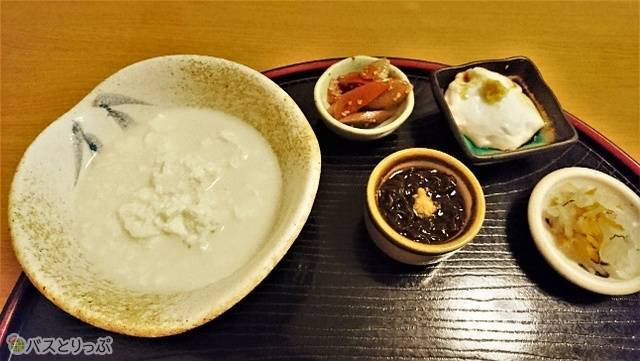 豆乳ににがりを入れただけのやわらかいおぼろ状の「ゆし豆腐」（左）、もちもちした食感がたまらない落花生の搾り汁に芋くずを加えて作った「ジーマーミ豆腐」（右上）など。