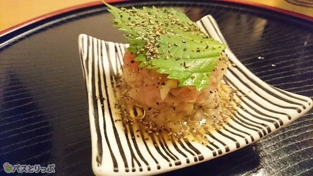 まぐろと沖縄独自のらっきょう品種「島らっきょう」を加えた創作料理。島らっきょう独特の強い香味がいい。