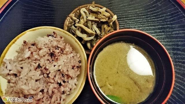 古代米のご飯としいたけとこんにゃくが入った甘味噌を使った沖縄の味噌汁