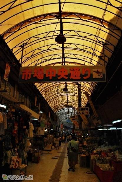 土産物屋や果物屋など様々な店が建ち並ぶ市場中央通り