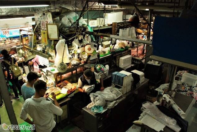 市場内を闊歩するだけでも沖縄の食文化が感じられます。