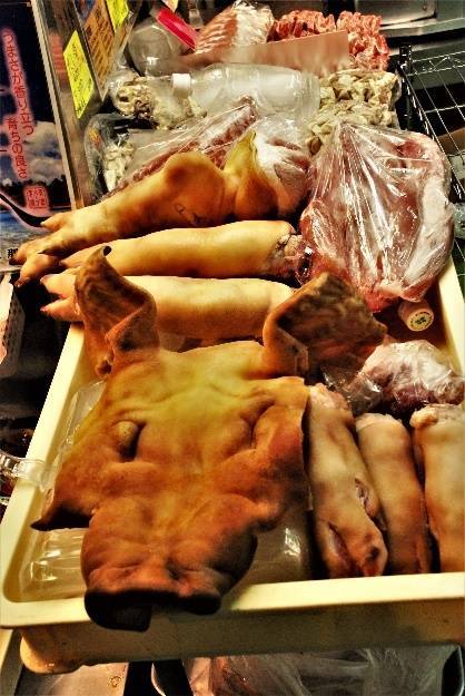 チラガー（豚の顔）とテビチ（豚足）