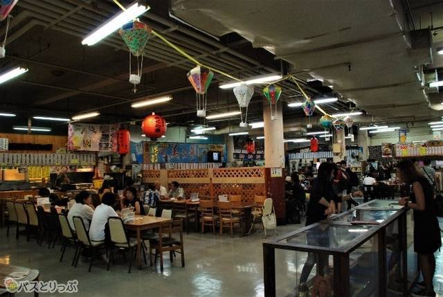 2階の食堂なら、たいていどこでも1階で買った魚を調理してくれます。