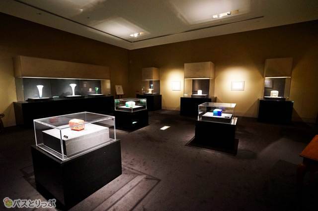 カラフルなガラス工芸を見て回るアートなひととき