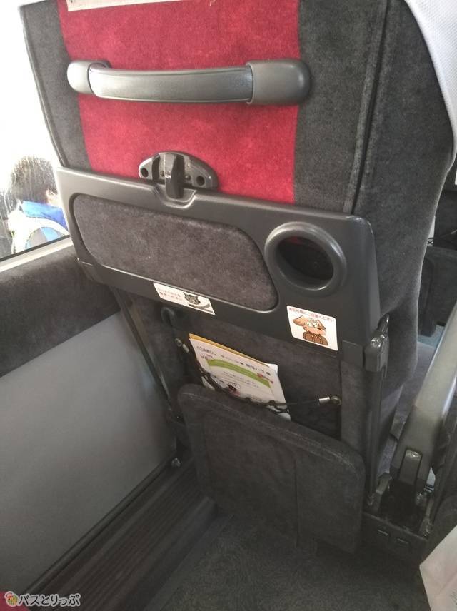 シートの前後は十分なスペースがあり足を伸ばすことができる