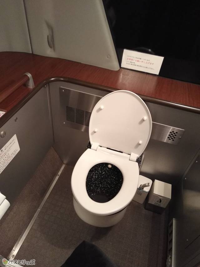 バス車内とは思えない広く綺麗なトイレ