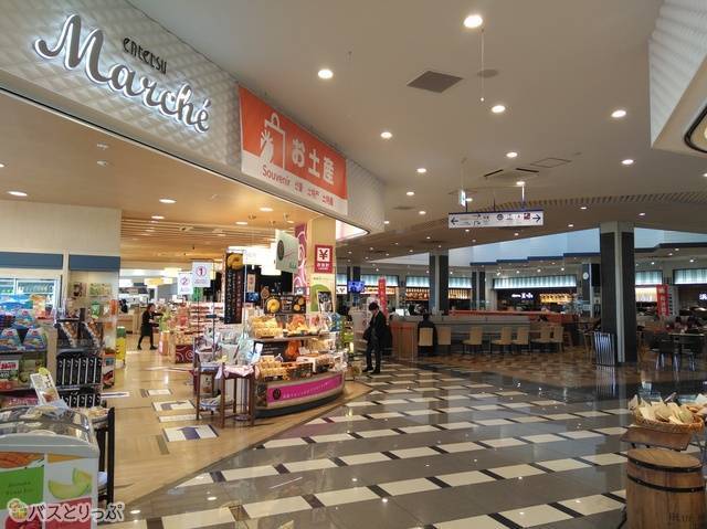 館内は広く、フードコートや土産屋も充実