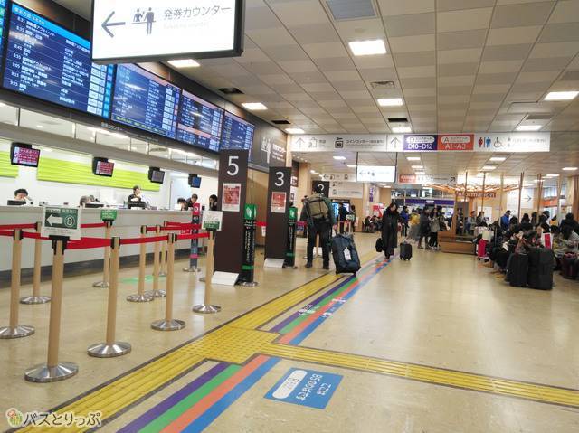 4Fの待合室。地面のカラフルなラインは乗り場の色と対応していて、矢印をたどれば乗り場まで簡単に行けます