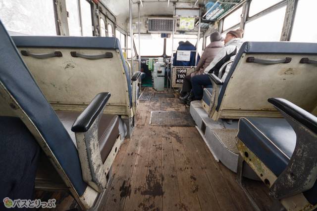 ところどころ改装が加えられつつ、歴史の蓄積を感じさせる板張りの車内