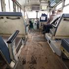 ところどころ改装が加えられつつ、歴史の蓄積を感じさせる板張りの車内