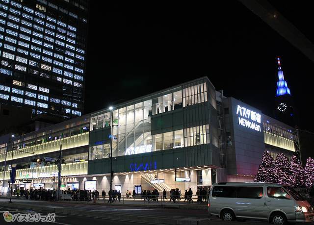 新宿駅南口目の前に位置するバスタ新宿