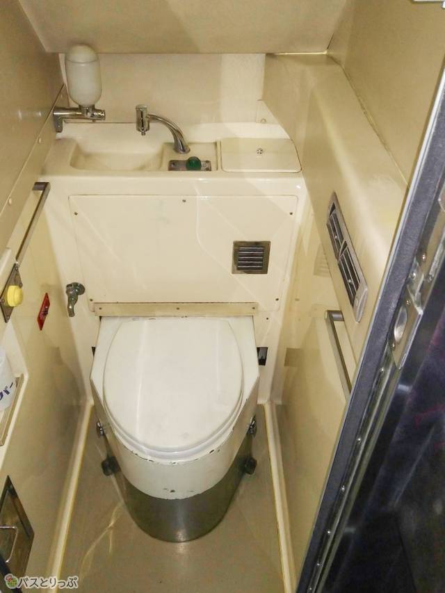 トイレはC列（進行方向右側）の中央、階段を降りたところにあります