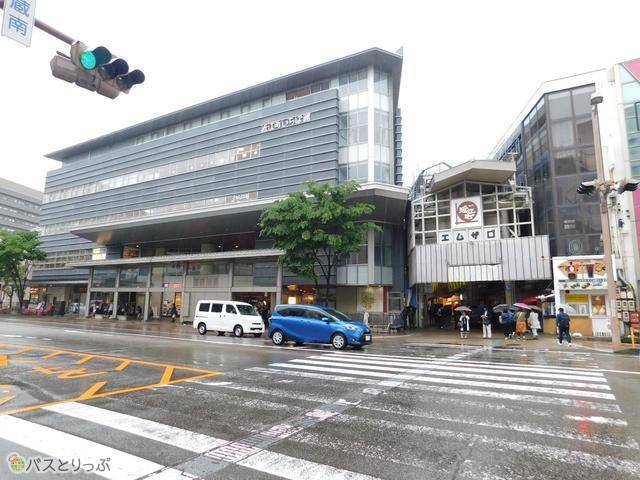 近江町市場は右回り・左回りルートどちらも停車します