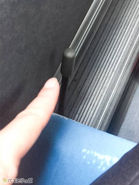 リクライニングはここで調整