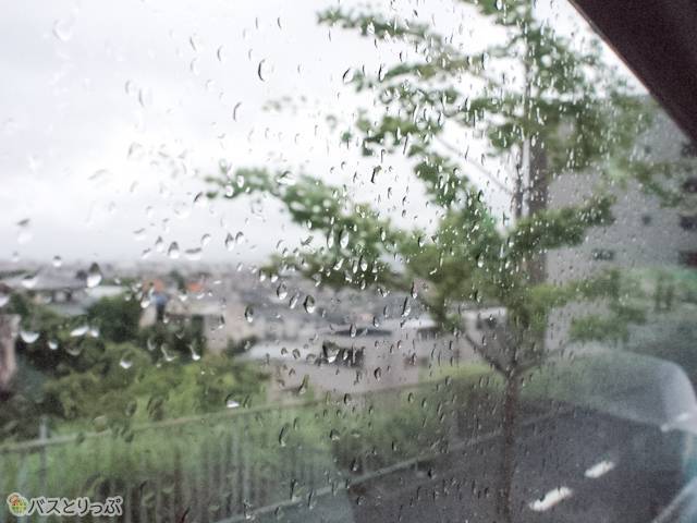 バスの車窓から。一時は完全に豪雨でした
