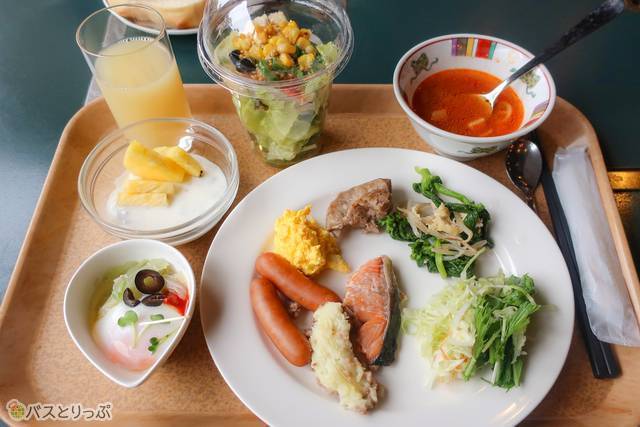 あれもこれもおいしそう。つい取りすぎる…