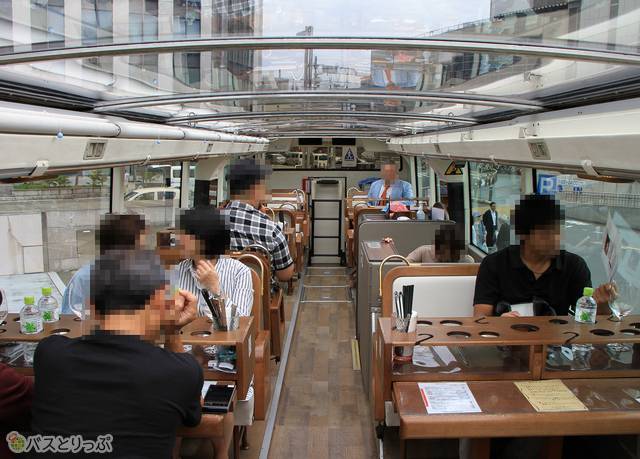 2階には25人が着席できる客席とテーブルが設置