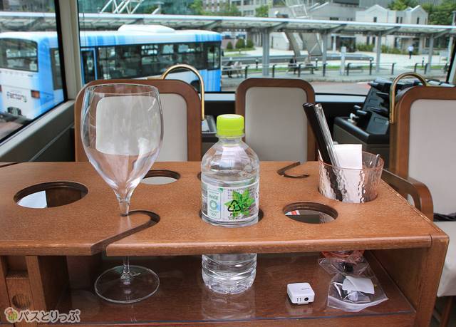 テーブルには飲み物類が倒れない工夫も