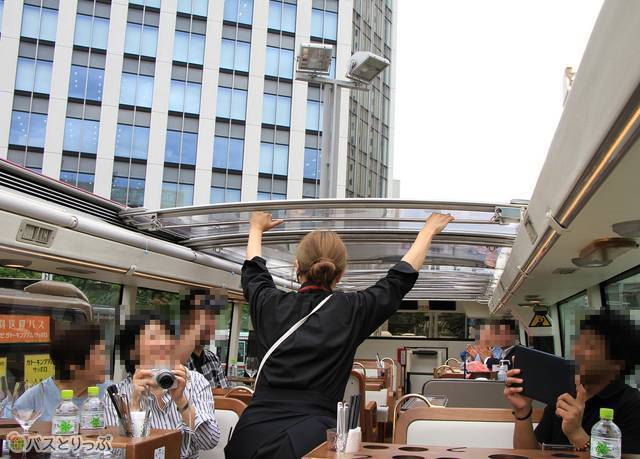 天井のルーフはガイドが手動で開閉を行う