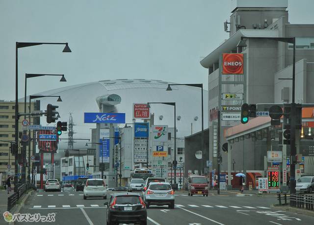 前方には札幌ドームが