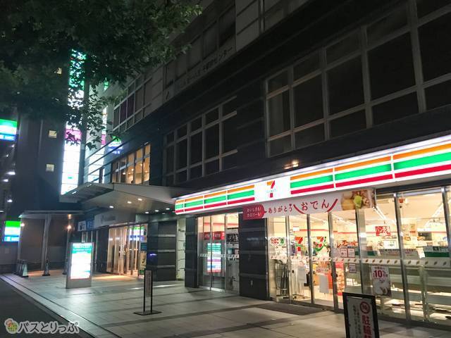 バス停横のコンビニ
