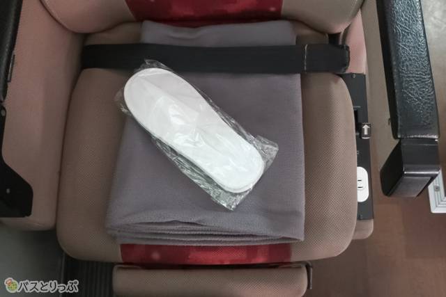 Sクラスシートのみ、毛布とスリッパが付きます