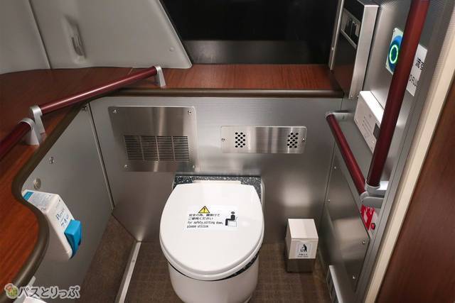 トイレは着替えや化粧もできる、広々パウダールーム付き