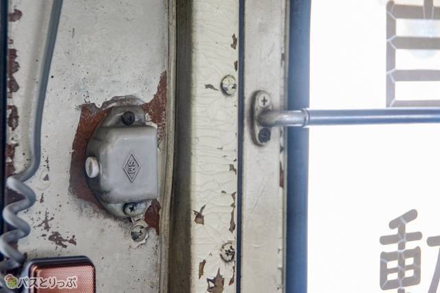 乗降口の近くには運転士に降車を伝えるブザーが往時のまま残る