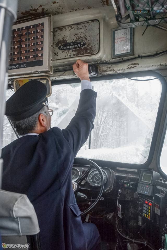 ワイパーのモーターは左右別個で動きにズレがある。運転士が叩いて動きを調整することも