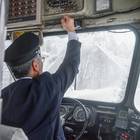 ワイパーのモーターは左右別個で動きにズレがある。運転士が叩いて動きを調整することも