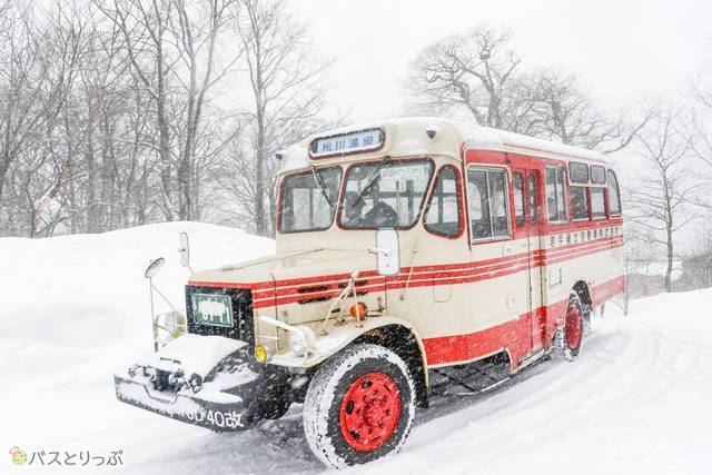 走行するボンネットバス