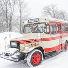 走行するボンネットバス