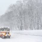 雪の中を走るボンネットバス