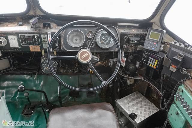 数十年に渡って運行し、年季が入った運転席