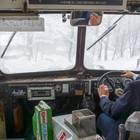 運転席からの眺め。時折り雪が舞い上がって視界が真っ白になることも