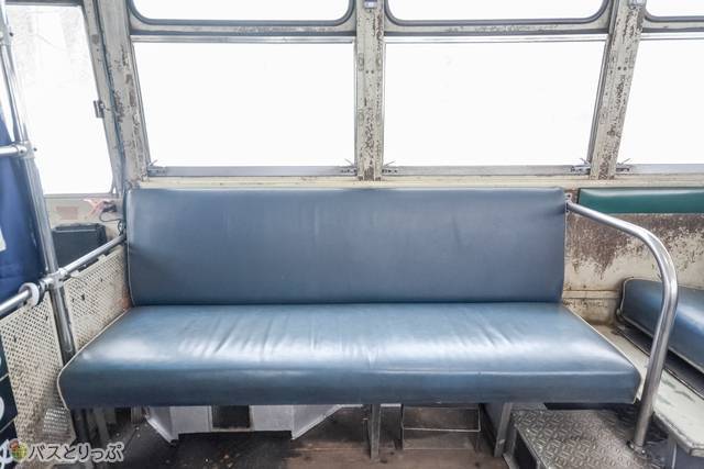 現代のバスよりやや低く、深く腰掛けられる座り心地のシート