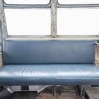 現代のバスよりやや低く、深く腰掛けられる座り心地のシート