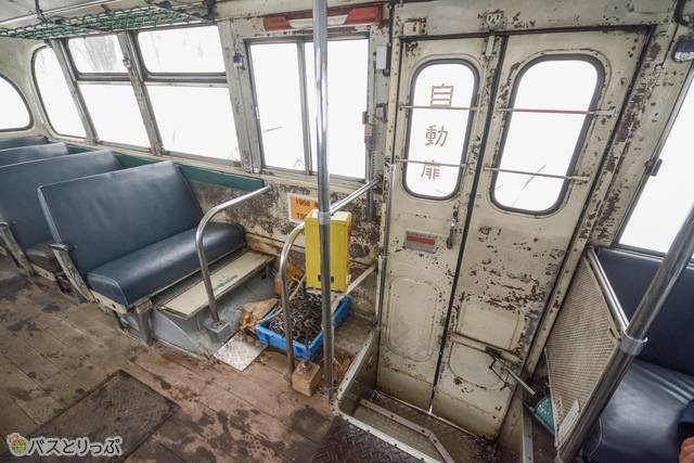 乗降口は自動扉になっている